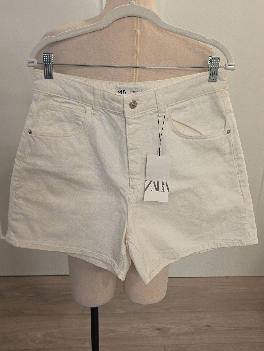 ZARA women’s  off white  Denim Jean Shorts 5 pocket styling size 10 new with tag